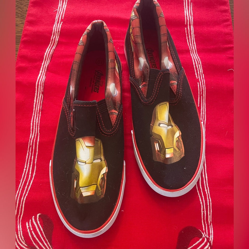 EUC Marvel Avengers Slip On Sneakers